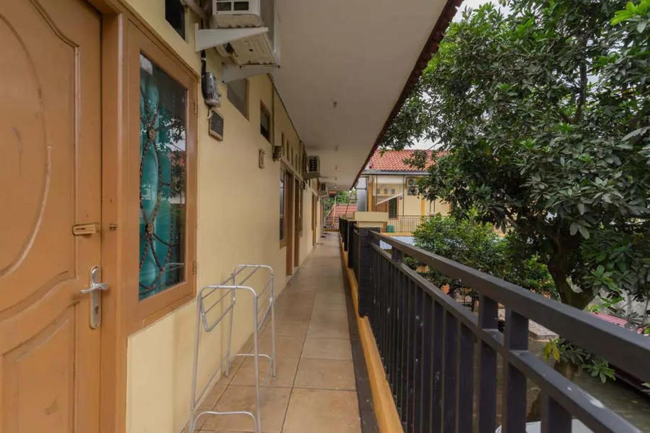 Kostawira Syariah Bintaro Mitra Reddoorz Hotell Mencil Eksteriør bilde